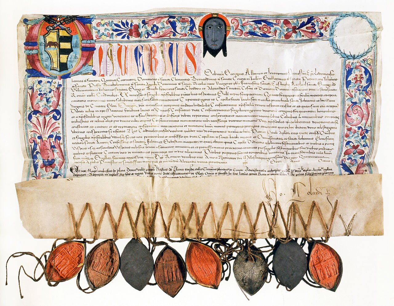 Zdjęcie ukazuje ozdobiony, zapisany tekstem dokument. W jego dolnej części znajdują się liczne pieczęcie lakowe. 