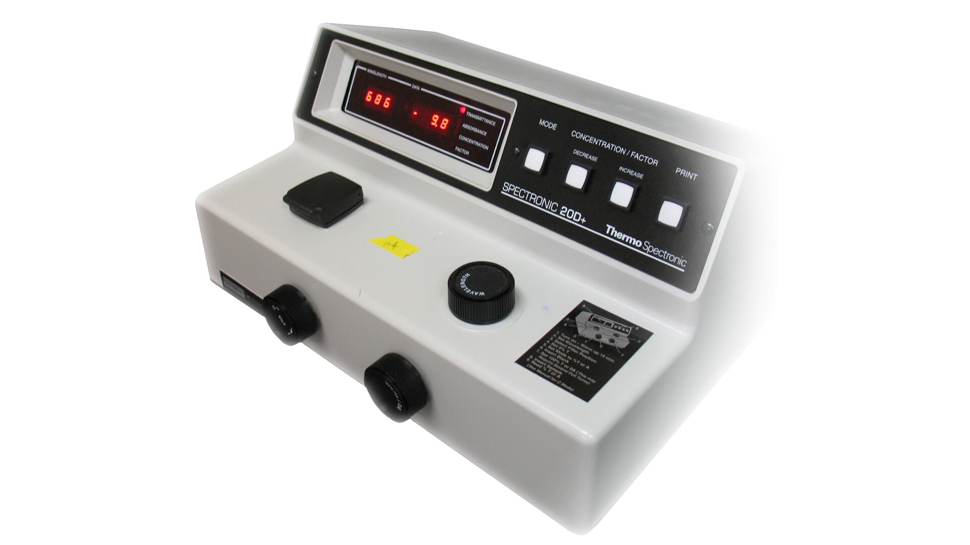 Na zdjęciu widać spektrofotometr w widoku od przodu i boku. Za górze znajduje się wyświetlacz i przyciski do obsługi urządzenia. Znajdują się na nim również pokrętła do obsługi urządzenia, które są umieszczone z przodu i na górze.