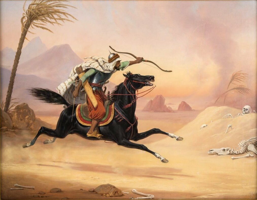 Obraz przedstawia jeźdźca pędzącego przez pustynię. Jest to szczupły mężczyzna o ciemnej karnacji, w sile wieku. Postać ukazuje prawy profil. Mężczyzna ma prosty nos, ciemne wąsy i brodę oraz spiczasty podbródek. Patrzy przed siebie. Ręce wyciąga na boki. W lewej trzyma łuk, a w prawej strzałę. Na głowie ma hełm w kształcie stożka. Tors mężczyzny jest osłonięty zbroją, spod której wystaje koszula z rękawem sięgającym trzech czwartych ręki. Postać ma nóż wetknięty za pas. Przez ramię przewieszony jest kołczan wypełniony strzałami. Mężczyzna ubrany jest w luźne spodnie sięgające połowy łydek. Koń, którego dosiada ma lśniącą, ciemną sierść. Zwierzę unosi głowę i ogon, otwiera pysk. Pod jego kopytami unosi się kurz. Po prawej stronie ukazany jest kopiec piachu. Leżą na nim ludzkie i końskie kości. Na drugim planie ukazane są palmy, usychające i powiewające na wietrze. W tle szczyty wzgórz.