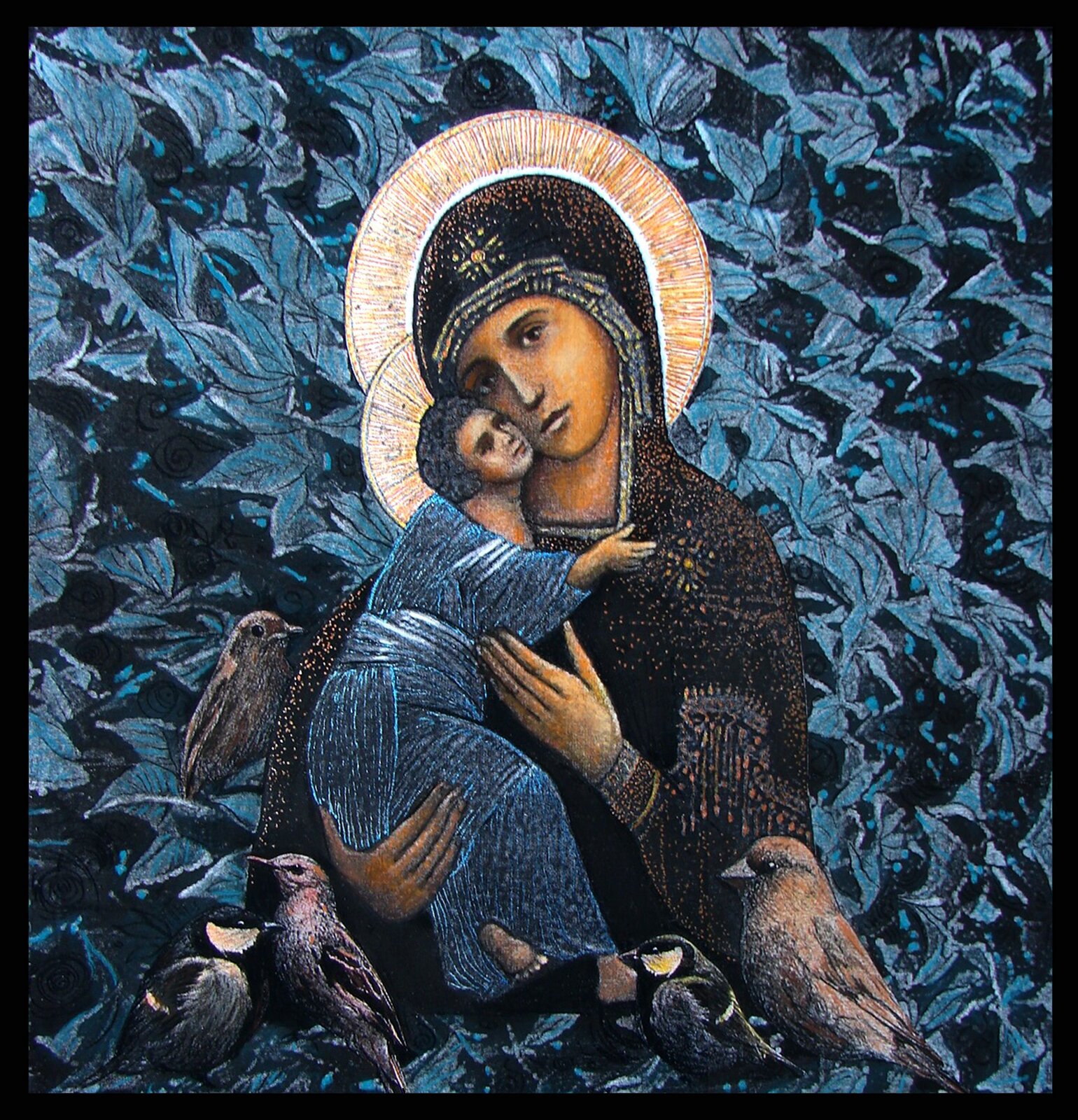 Ilustracja prezentuje ikonę autorstwa Ewy Bińczyk. Matka Boska, w brązowym stroju, przytula policzkiem Dzieciątko w niebieskiej szacie. Przed nimi przedstawione zostały ptaki. Tło stanowią szaro-niebieskie liście.