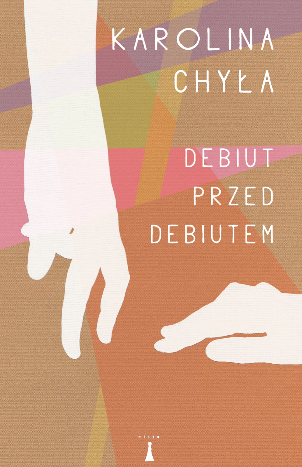 Kliknij, aby powiększyć. Grafika przedstawia frontową stronę okładki książki. Z lewej strony od góry biały kontur ludzkiej dłoni ułożonej palcami w dół. Palce środkowy i wskazujący ułożone jak kroczące nogi. Kciuk i palec serdeczny podwinięte. Po prawej druga dłoń ułożona w kształt podobny do głowy krokodyla, palcami zwrócona w stronę dłoni pierwszej. Tło stanowią geometryczne wzory – figury geometryczne w ciepłych kolorach, przenikające się nawzajem. U góry napis białą czcionką: Karolina Chyła, pod spotem tytuł: „Debiut przed debiutem”.