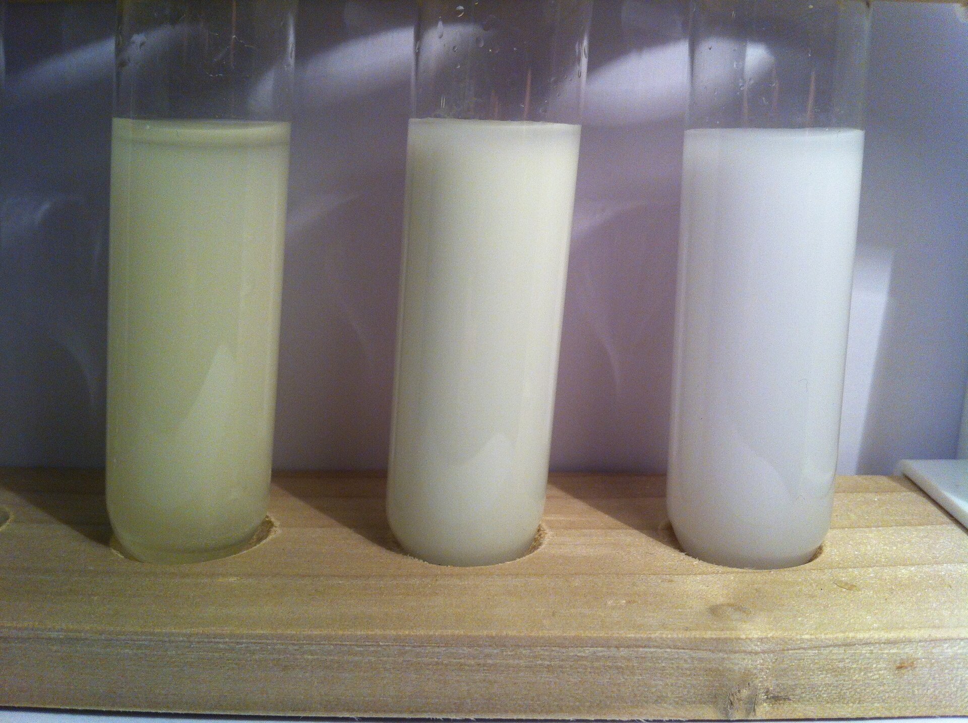 Na zdjęciu znajdują się trzy probówki zawierające osady halogenków srebra. Od lewej jodek srebra AgI jasnożółty osad, dalej bromek srebra AgBr nieco jaśniejszy, bladożółty osad oraz ostatni chlorek srebra AgClbiały osad.