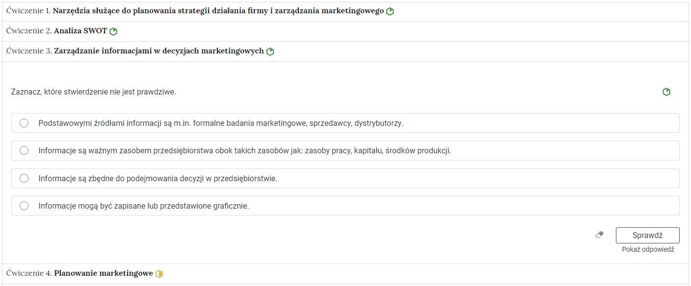 Grafika przedstawia przykładowe ćwiczenie jednokrotnego wyboru w harmonii. Na grafice znajduje się harmonia składająca się z czterech wierszy. Wewnątrz każdego z nich został umieszczony numer ćwiczenia wraz z nazwą działu, którego dotyczy. Na grafice znajdują się cztery ćwiczenia. Wiersz z ćwiczeniem trzecim jest rozwinięty. Pod nim znajduje się szerokie okienko. W nim zawiera się ćwiczenie jednokrotnego wyboru. Składa się z polecenia, pod którym usytuowane są możliwe odpowiedzi. Są cztery. Przy każdym znajduje się kółko z czarnym obramowaniem i białym wypełnieniem. Jego zaznaczenie oznacza wybranie danej odpowiedzi jako prawidłowej. Na samym dole umieszczony jest prostokąt z czarnym obramowaniem i białym wypełnieniem. Wewnątrz niego znajduje się napis: Sprawdź. Pod przyciskiem umieszczony został natomiast napis: Pokaż odpowiedź. Dodatkowo z boku znajduje się ikonka gumki. Jej wciśnięcie spowoduje wymazanie dotychczasowo zaznaczonych odpowiedzi.
