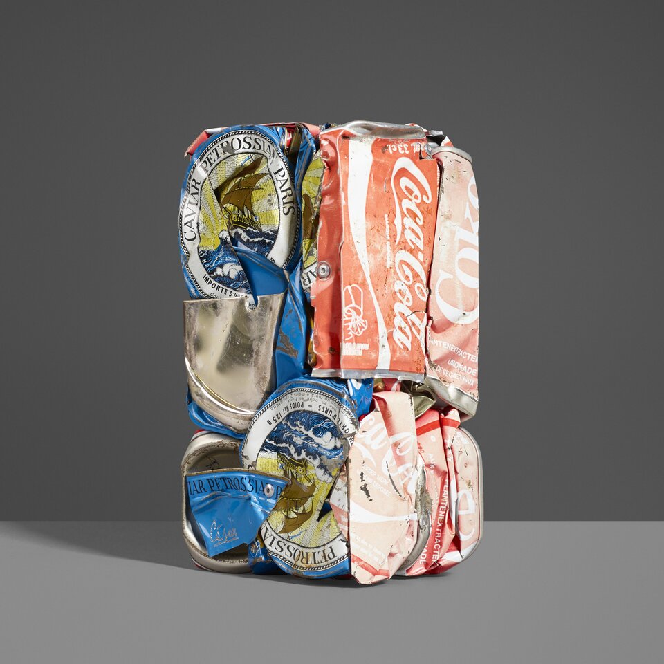 Dzieło pod tytułem „Kompresja” autorstwa Césara Baldacciniego przedstawia abstrakcyjną pracę, do której wykorzystano aluminiowe puszki z dań oraz napojów znanych marek. Skompresowane puszki tworzą prostopadłościan, który został ustawiony na tle szarej ściany. 