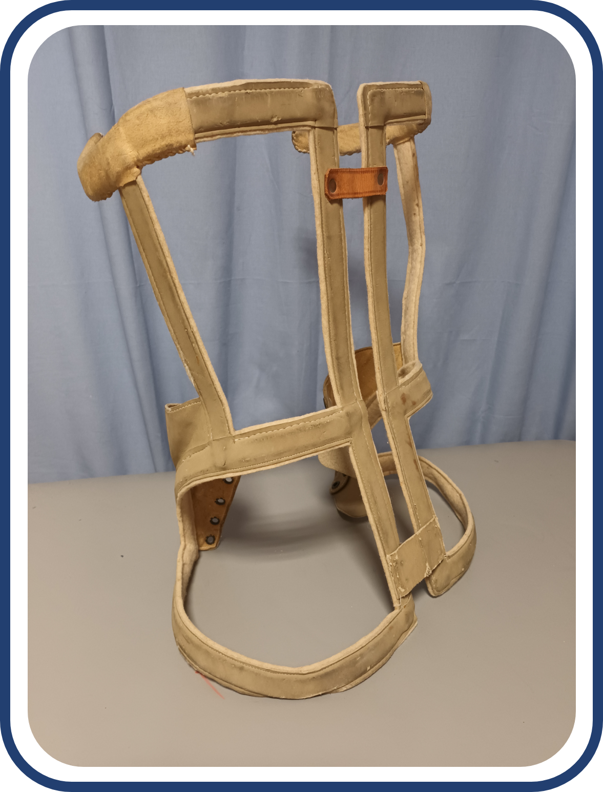 Zdjęcie przedstawia tył gorsetu szkieletowego, który ma dwie pionowe szyny biegnące wzdłuż kręgosłupa użytkownika oraz poziome profilowane szyny wypadające na wysokości jego bioder, talii i pach. 