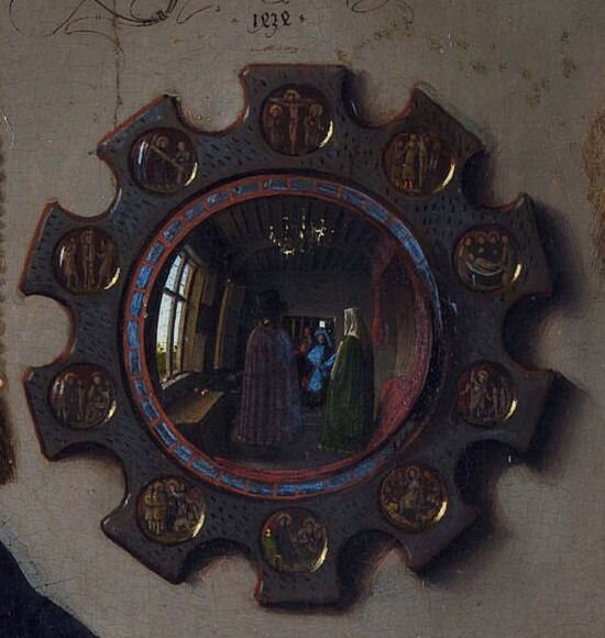 Na zdjęciu znajduje się wypukłe lustro otoczone dekoracyjnym kołnierzem z wyobrażeniami Pasji - Drogi Krzyżowej, ukazujące w odbiciu cztery postaci: kobietę i mężczyznę odwróconych tyłem i dwie męskie postaci - artystę i drugiego świadka zdarzenia.