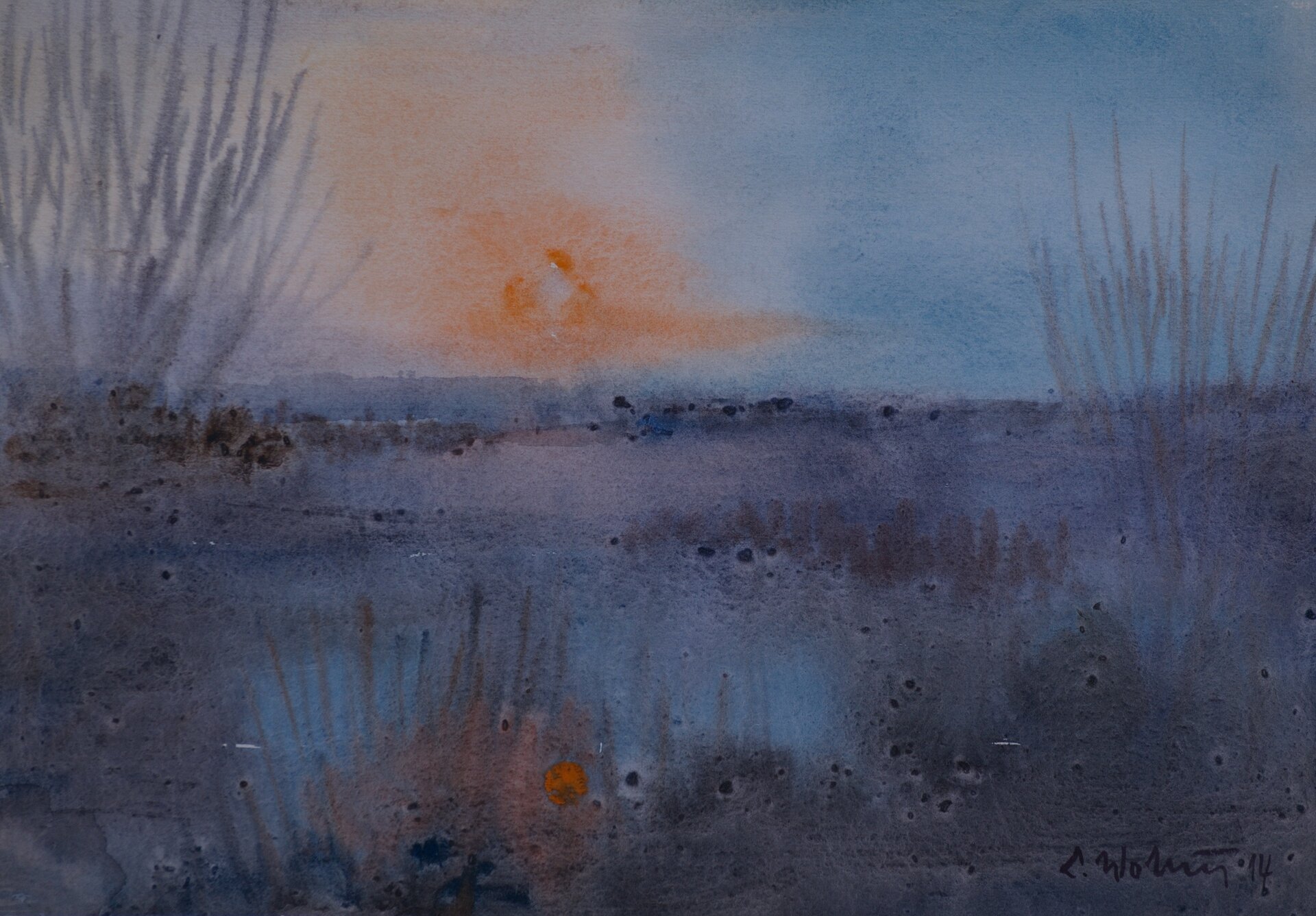 Ilustracja przedstawia obraz „Pejzaż” autorstwa Lecha Wolskiego. Akwarela ukazuje krajobraz z delikatnie zaznaczonymi krzewami i trawami oraz zachodzącym nad horyzontem słońcem. Kompozycja utrzymany jest w chłodnej niebiesko-szarej tonacji. Ciepły akcent stanowi tutaj jedynie rozmyty pomarańcz słońca.