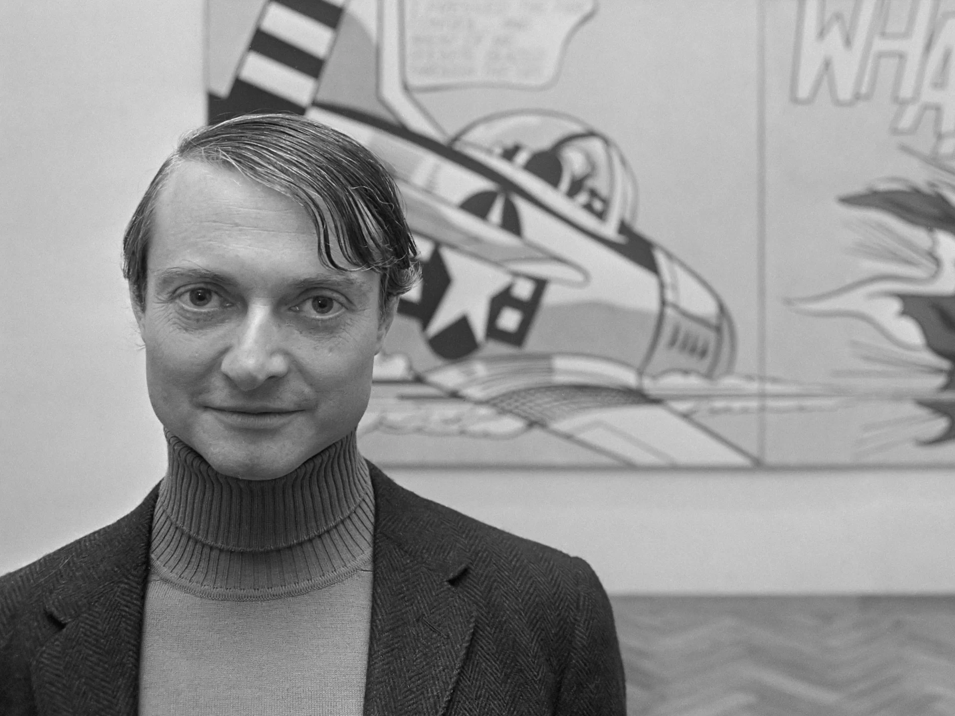 Ilustracja przedstawia czarno-białe zdjęcie Roya Lichtensteina. Artysta ukazany jest na tle swojej grafiki WHAM!, zamieszczonej na ścianie przestrzeni wystawowej. Stoi na wprost widza. Jest ubrany w golf i marynarkę.