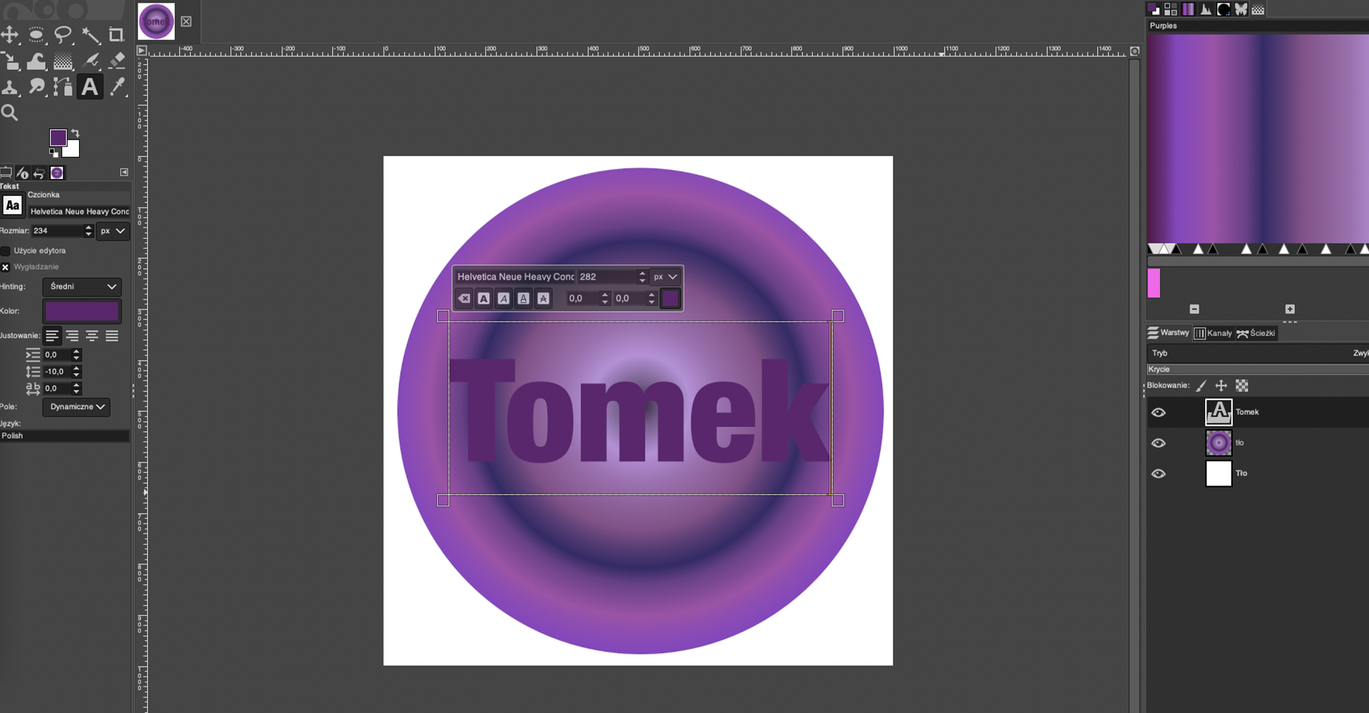 Ilustracja przedstawia okno programu. Panel po lewej stronie dotyczy czcionki. Wybrano Helvetica Neue Heavy, rozmiar 234 piksele, wybrano kolor fioletowy. W obszarze roboczym na tle białego kwadratu jest fioletowe koło. Jest ono cieniowane. Ciemniejszy jest środek oraz okrąg w pobliżu brzegu koła. Na tle koła jest napis: TOMEK. Jest ciemnofioletowy. Napis znajduje się w ramce z małymi kwadratami w miejscu wierzchołków. Powyżej ramki jest pasek z wyborem czcionki Helvetica Neue Heavy, zaznaczono kolor ciemnofioletowy. Po prawej stronie jest panel. W górnej części jest kwadrat nazwany Purples. Kolory kwadratu to odcienie fioletu. Poniżej jest opcja dotycząca warstw. Są trzy ikony oka. Obok pierwszej ikony jest kwadrat z dużą literą A, obok napis Tomek. Kolejno jest kwadrat z fioletowym kołem, obok napis tło. Na końcu jest biały kwadrat. Obok napis: tło.   