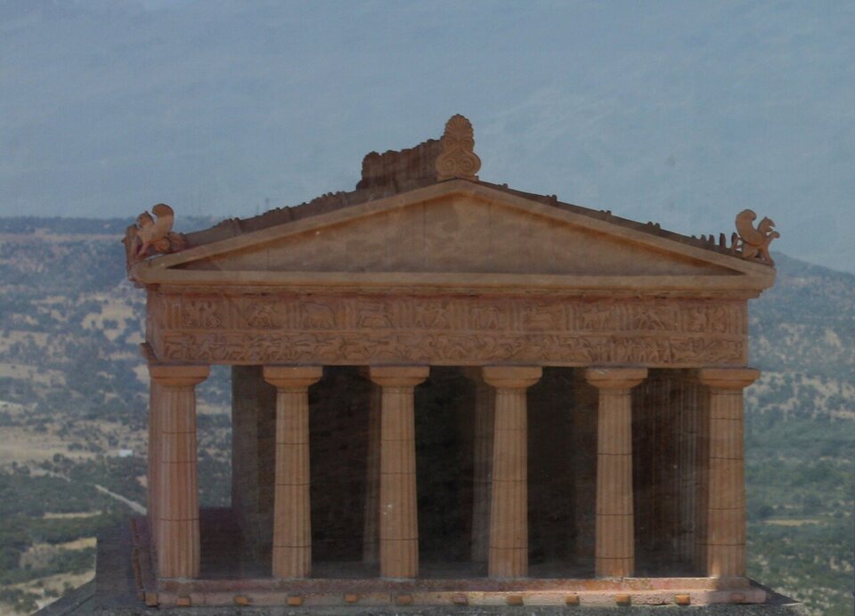 Model świątyni Ateny w Assos. Budynek świątyni przedstawiony na wzgórzu, na pierwszym planie sześć kolumn, wspierających fronton.