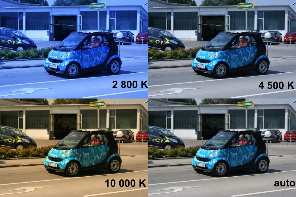 Ilustracja przedstawia cztery zdjęcia. Wszystkie one przedstawiają mały samochód osobowy jadący ulicą. Zdjęcia różnią się różnymi ustawieniami balansu bieli. Zdjęcie na górze, w lewym rogu ma ustawienie 2800 Kalwinów, co powoduje, że niemal cały obraz utrzymany jest w kolorystyce intensywnej, niebieskiej. Drugie zdjęcie na górze, w prawym rogu ma ustawienie 4500 Kalwinów, co powoduje, że niemal cały obraz utrzymany jest w kolorystyce niebiesko‑szarej, z drobnymi elementami stonowanej zieleni i czerwieni. Zdjęcie na dole, w lewym rogu ma ustawienie 10000 Kalwinów, co powoduje, że niemal cały obraz utrzymany jest w kolorystyce beżowej, samochód utrzymany jest w barwie intensywnej niebieskiej, ponadto występują elementy zieleni i czerwieni. Ostatnie zdjęcie, na dole, w prawym rogu, ma ustawienie auto, co powoduje, że kolory są naturalne: samochód jest intensywnie błękitny, droga, po której jedzie jest szara, a stojące obok niej samochody czarne lub czerwone. Rosnące obok jezdni krzewy są zielone.