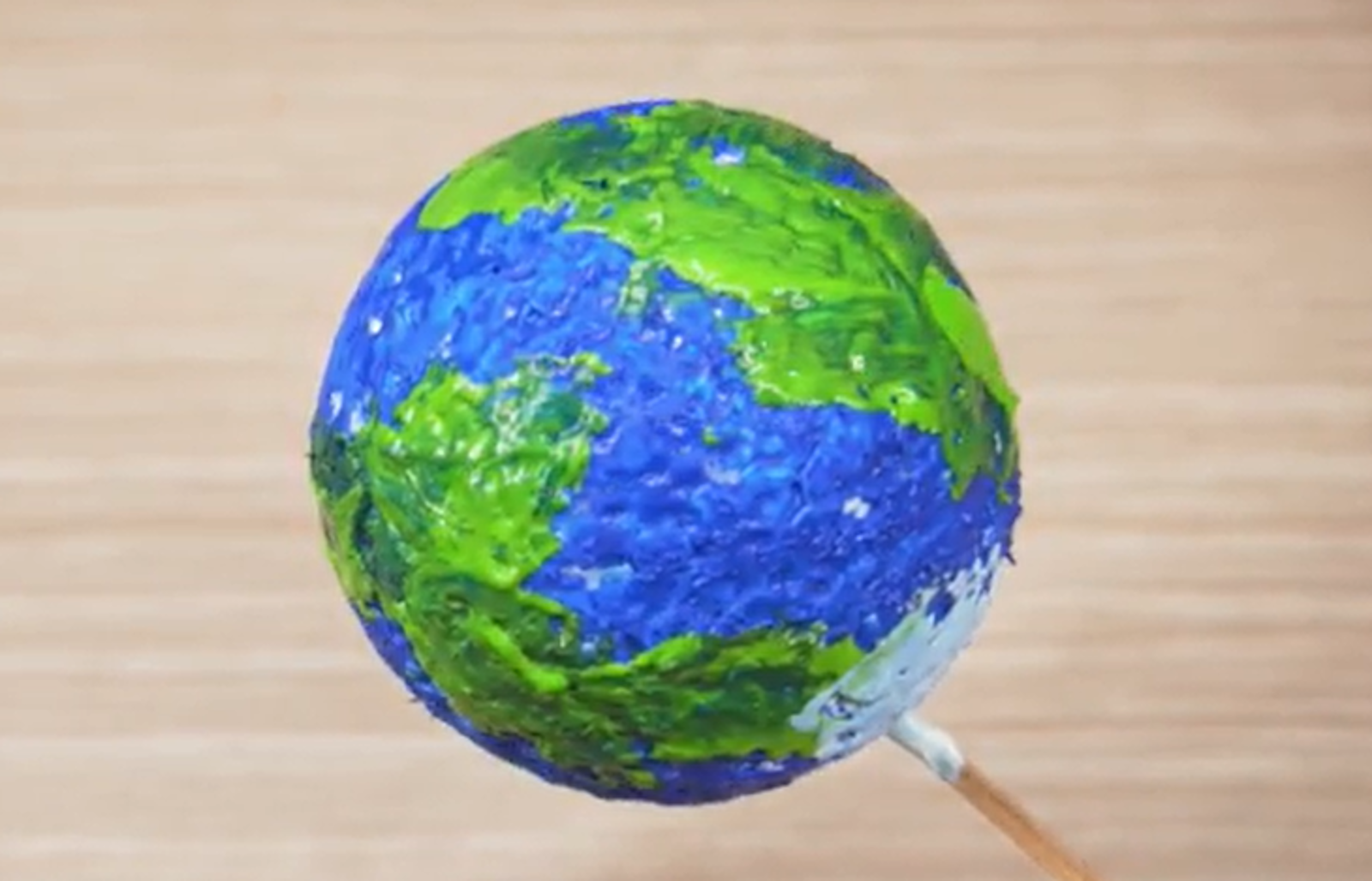 Zdjęcie przedstawia kulę ze styropianu malowane farbami tak, aby imitować kulę ziemską.