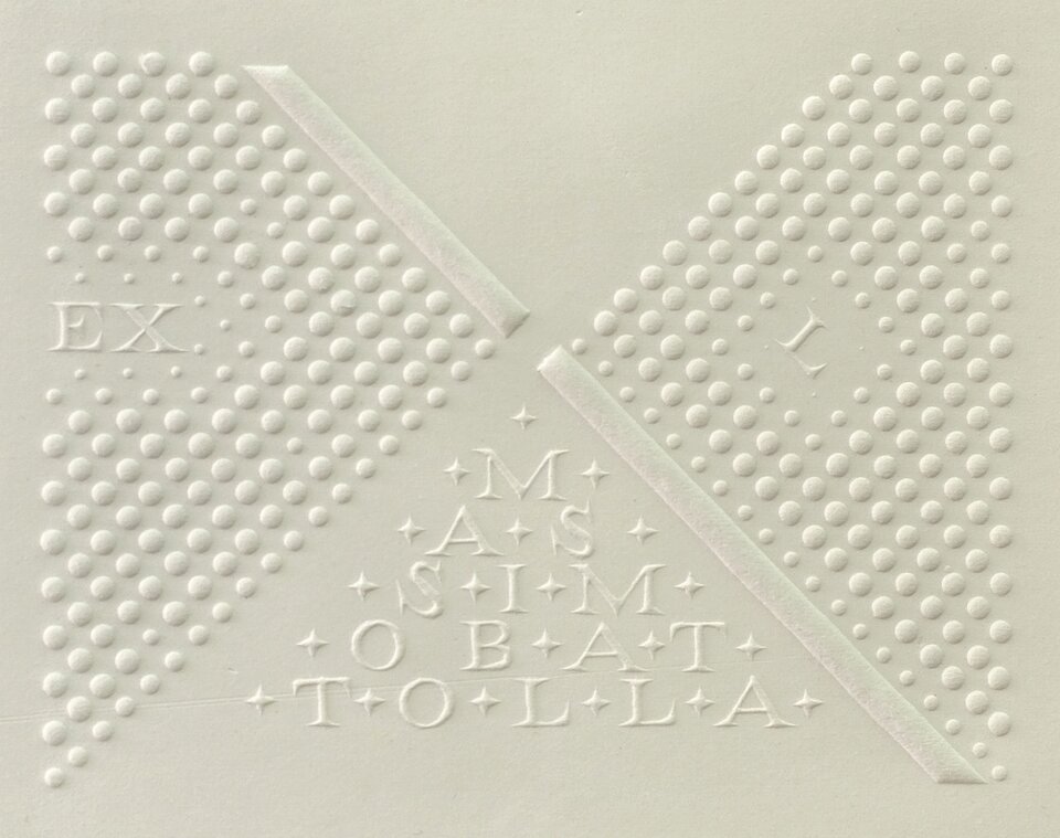 Ilustracja przedstawia pracę Marka Basiula „MassimoBattollaexl”. Praca podzielona jest na cztery części po przekątnej. Lewa i prawa strona to wypukłe kropki. Po przekątnej, z lewego górnego do prawego dolnego rogu znajdują się dwa wypukłe, wąskie czworokąty. Górna część jest gładka, a w dolnej znajdują się litery oddzielone gwiazdkami.