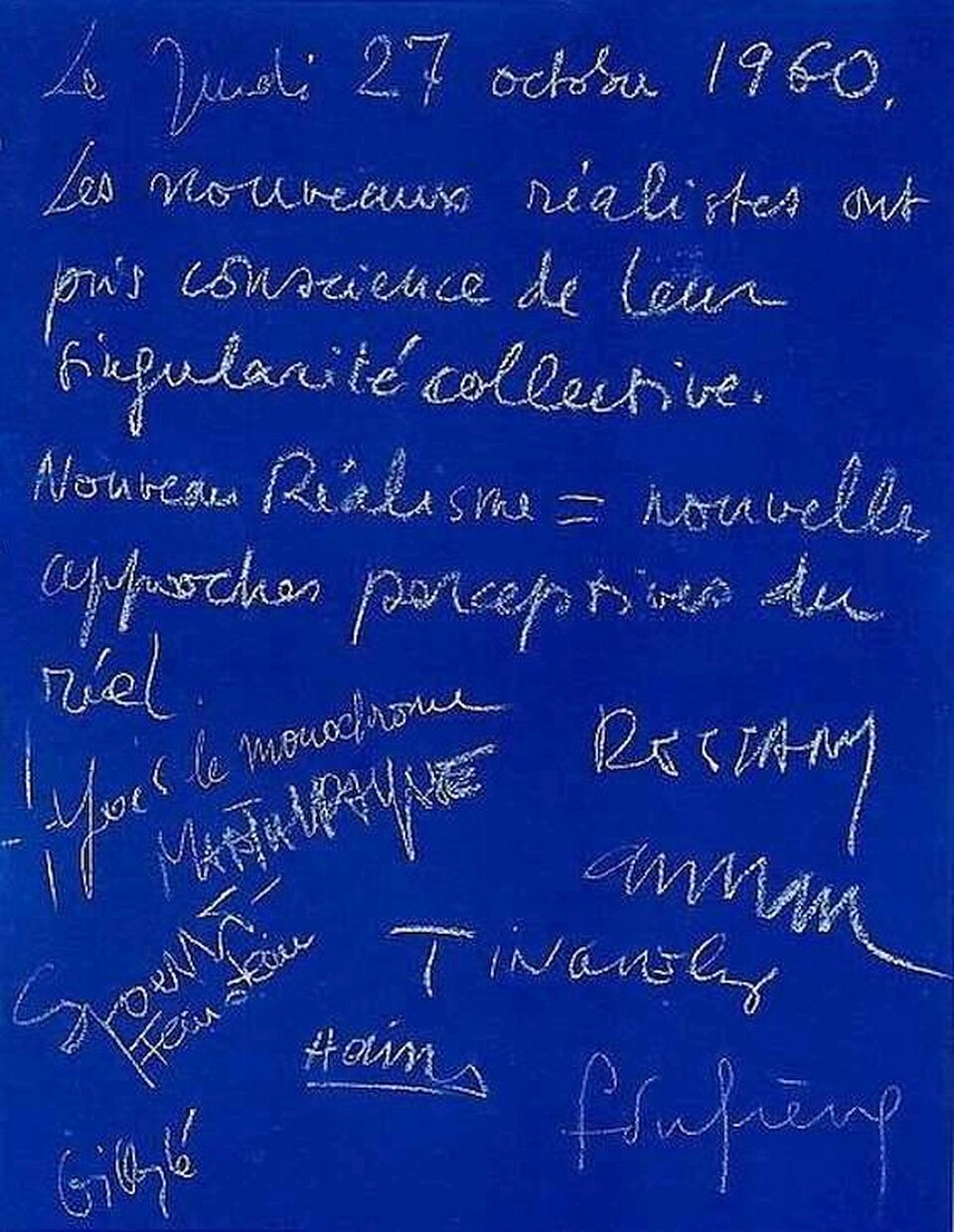 Ilustracja o kształcie pionowego prostokąta przedstawia „Manifest Nowego Realizmu, podpisany przez wszystkich pierwotnych członków w mieszkaniu Yvesa Kleina 27 października 1960”. Na niebieskim tle znajduje się data, informacja o manifeście oraz dziesięć podpisów artystów.