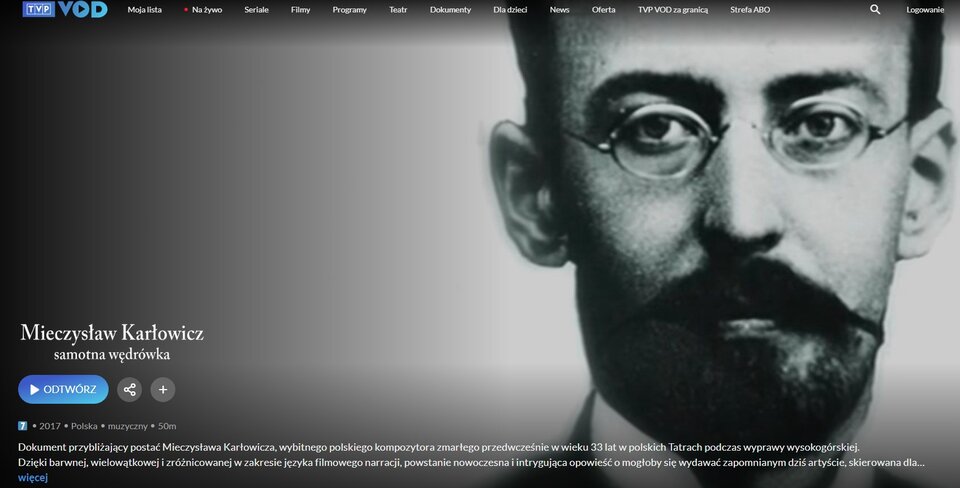 Kadr - czołówka filmu pt. "Mieczysław Karłowicz. Samotna wędrówka". Na ekranie, oprócz tytułu filmu, przedstawiono fotografię Karłowicza - mężczyznę o szczupłej twarzy, z wąsami, brodą i wyrazistymi brwiami, w okrągłych, drucianych okularach.