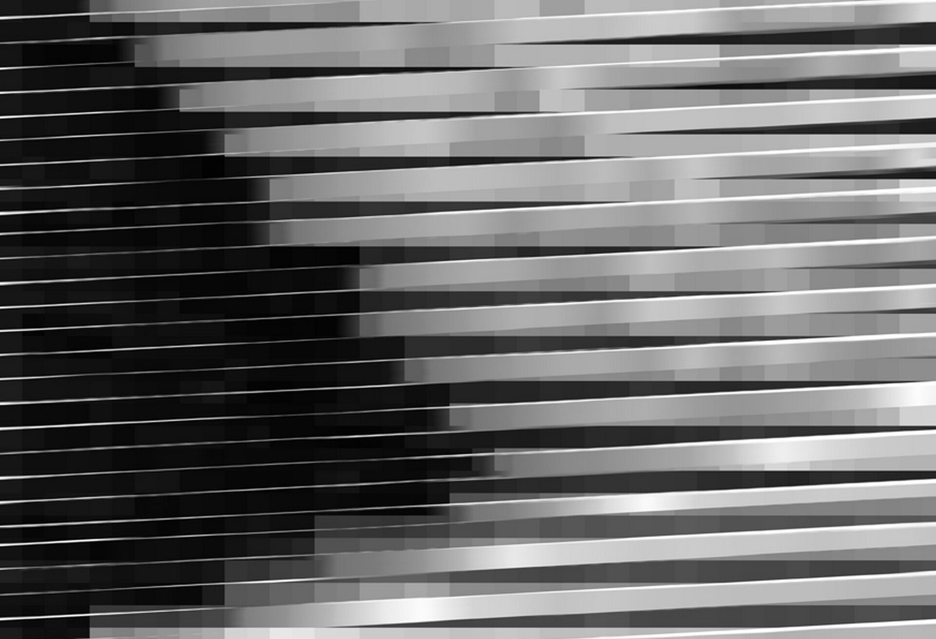 Czarno‑biała ilustracja przedstawia grafikę komputerową Izabelli Retkowskiej pt. „Interferencje_16_d0”. Czarno‑szaro‑białe paski układają się na środku kompozycji jak schodki. Po lewej stronie znajdują się czarne paski z białym konturem, po prawej stronie szaro‑białe paski na ciemno‑szarym tle. Ich układ sprawia wrażenie, jakby były trójwymiarowe. Paski łączą się na środku.