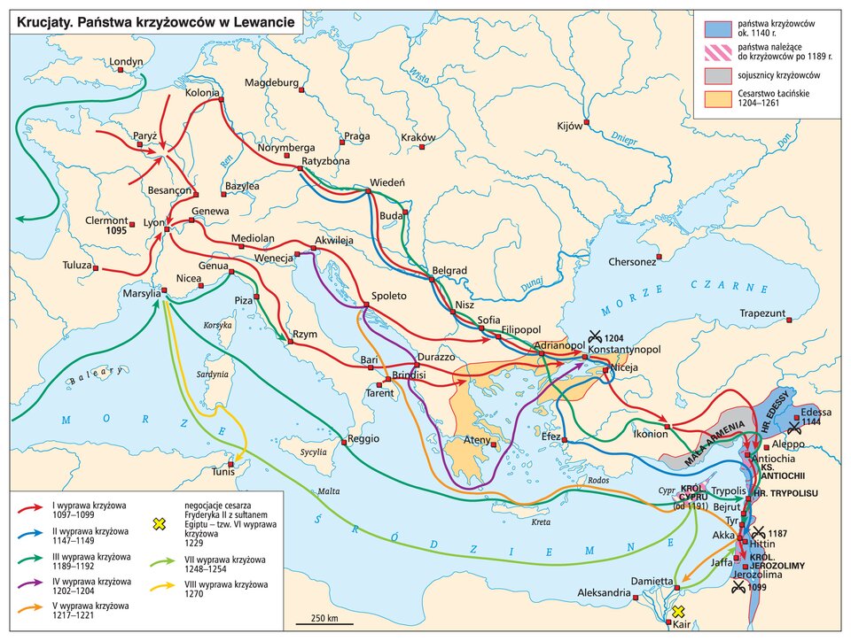 Mapa przedstawia trasę krucjat oraz państwa krzyżowców które utworzyli oni w Lewancie. Pierwsza wyprawa krzyżowa trwała od 1097 do 1099 roku. Szła aż trzema trasami. Grupy krzyżowców z Francji zebrały się pod Paryżem i w Lyonie. Grupa spod Paryża szła drogą lądową przez Wiedeń, Belgrad, Konstantynopol i dotarła do Jerozolimy. Grupa druga rozdzieliła się na dwie kolumny. Jedna wyruszyła przez półwysep Apeniński i przeprawiła się na Bałkany, łącząc się z resztą krzyżowców. Druga kolumna ruszyła wybrzeżem Dalmacji i połączyła się z pierwszą grupą w Bułgarii.  Druga wyprawa krzyżowa trwała od 1147 do 1149 roku. Wyruszyła ona z miasta Ratyzbona i droga lądową dotarła do Konstantynopola. Tam przeprawiła się do Azji Mniejszej i wzdłuż jej wybrzeża dotarła na jej południe. Następny fragment pokonała drogą morską i zakończyła swój marsz w Akce.   Trzecia wyprawa krzyżowa trwała od 1189 do 1192 roku. Trzecia wyprawa wyruszyła z Londynu i Ratyzbona. Ta która wyruszyła z Ratyzbona miała identyczną trasę jak druga krucjata. Grupa która wyruszyła z Londynu drogą morską przepłynęła przez cieśninę Gibraltarską i dotarła do Marsylii. Stamtąd część krzyżowców wyruszyła do Włoch, a reszta kontynuowała wyprawę droga morską. Dopłynęli oni na Cypr, a stamtąd przeprawili się do Trypolisu.   Czwarta wyprawa krzyżowa trwała od 1202 do 1204 roku. Wyruszyła on z Wenecji. Krzyżowcy drogą morską wzdłuż wybrzeża Dalmacji i Grecji dopłynęli do Konstantynopola i go złupili.   Piąta wyprawa krzyżowa trwała od 1217 do 1221 roku. Wyruszyła ona z miasta Spoleto w Dalmacji i droga morską przeprawiła się do Akki, a następnie do Damietty w Egipcie.  W 1229 roku na południe od Kairu odbyły się negocjacje cesarza Fryderyka drugiego z sułtanem Egiptu, tak zwana szósta wyprawa krzyżowa.  Siódma wyprawa krzyżowa trwała od 1245 do 1254 roku. Wyruszyła ona z Marsylii. Krzyżowcy droga morską przeprawili się na Cypr, następnie do Damietty w Egipcie, a na koniec wylądowali na wybrzeżu na południe od Akki.   Ósma wyprawa krzyżowa odbyła się w 1270 roku. Wyruszyła ona z Marsylii i droga morską dotarła do Tunisu.  DO państw krzyżowskim w około 1140 roku należało Królestwo Jerozolimskie, Hrabstwo Trypolisu, Księstwo Antiochii, Hrabstwo Edessy. Wszystkie one były położone na wschodnim wybrzeżu Morza Śródziemnego.  Po 1189 roku krzyżowcy kontrolowali jedynie Antiochię, Cypr, Trypolis, Akkę i Jaffę.  Sojusznikiem krzyżowców była Mała Armenia, leżące na południowowschodnim wybrzeżu Azji Mniejszej.  Cesarstwo Łacińskie od 1204 do 1261 roku kontrolowało obszar wokół cieśnin prowadzących na Morze Czarne, Trację, wyspy Egejskie, Peloponez i wschodnią Grecję. 