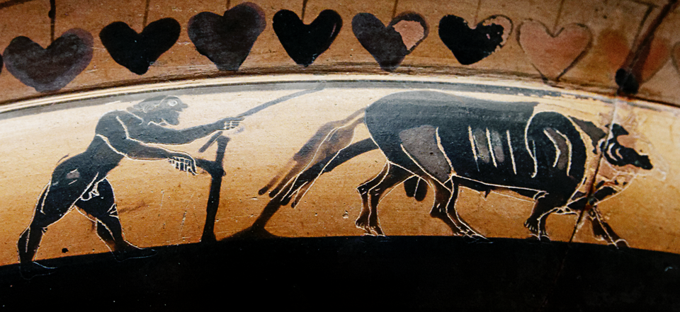 Ilustracja przedstawia malowidło na wazie. Czarny rysunek na złotym tle, przedstawia nagiego mężczyznę, który orze pole wołem, zaprzęgniętym do pługu. Nad sceną, ornament w kształcie serc.