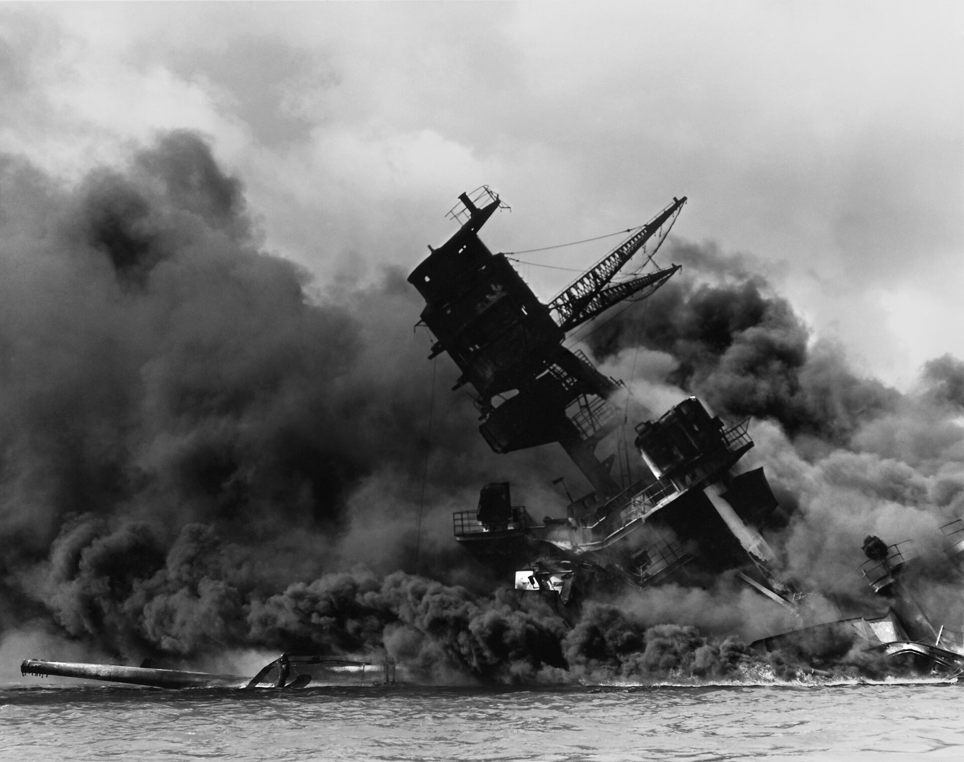 USS Arizona (BB-39) po ataku na Pearl Harbor Zdjęcie nr 1 Źródło: Mmxx, USS Arizona (BB-39) po ataku na Pearl Harbor, licencja: CC 0.