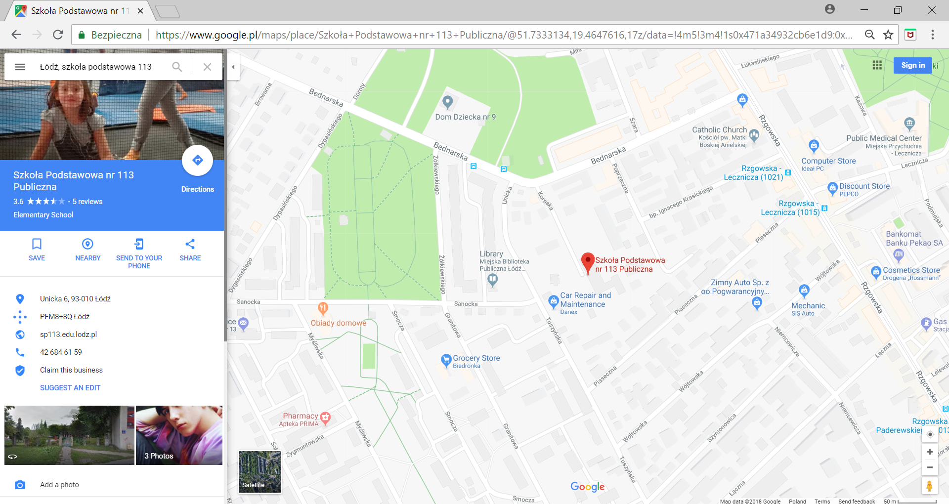 Na zrzucie ekranu widoczna  jest mapa fragmentu Łodzi z zaznaczonym położeniem wyszukanej szkoły podstawowej nr 133. Znaleziony obiekt oznaczony jest czerwonym znacznikiem. Po lewej stronie znajdują się najpopularniejsze zdjęcia powiązane ze szkołą oraz dane teleadresowe dotyczące szkoły. Możemy również zobaczyć ocenę szkoły w postaci zaznaczonych gwiazdek i podpisu 3,6 na 5. 