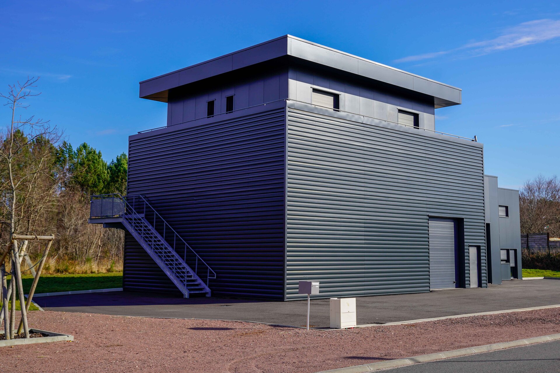 Zdjęcie przedstawia budynek pokryty zabezpieczającymi panelami oraz żaluzjami akustycznymi. Budynek spełnia rolę magazynu.

Opis prezentowanych na zdjęciu obrazów jest załączony w treści e‑booka.