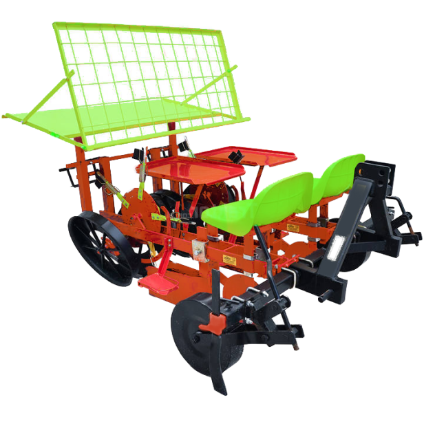 Zdjęcie sadzarki. Maszyna wyposażona jest w dwa koła podporowe, które ustawione są pod kątem i pełnią również funkcję kół zaciskających posadzoną sadzonkę. Na początku ramy wahliwej, tyłem do kierunku jazdy, usadowione są dwa siodełka obsługi. Po bokach znajdują się dwie tace, na których umieszczane są skrzynki z sadzonkami.
Nagranie tożsame z treścią opisu.