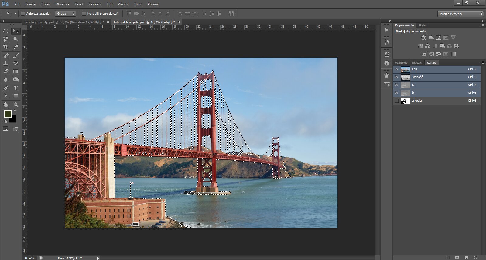 Ilustracja przedstawiając interfejs programu Photoshop. W obszarze roboczym znajduje się fotografia mostu. Most został zaznaczony. Po prawej stronie Panel Kanały z kanałami przestrzeni barwnej Lab. Pod kanałami kolejna warstwa o nazwie a kopia, której widoczność wyłączono. 