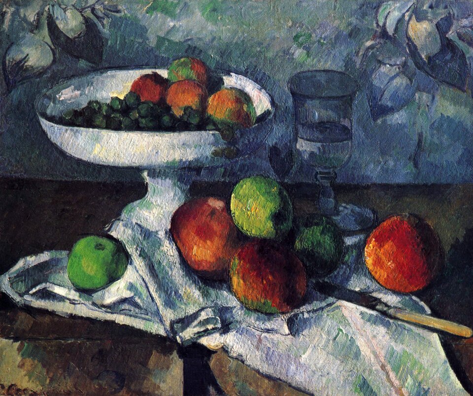 Ilustracja przedstawia obraz Paula Cézanne pt. „Martwa natura z miską owocową”. Na obrazie przedstawiono się półmisek z owocami na stole. Na stole ułożona jest biała tkanina, na której leżą jabłka oraz nóż. Obok jabłek stoi wysoki szklany kieliszek napełniony do połowy wodą.