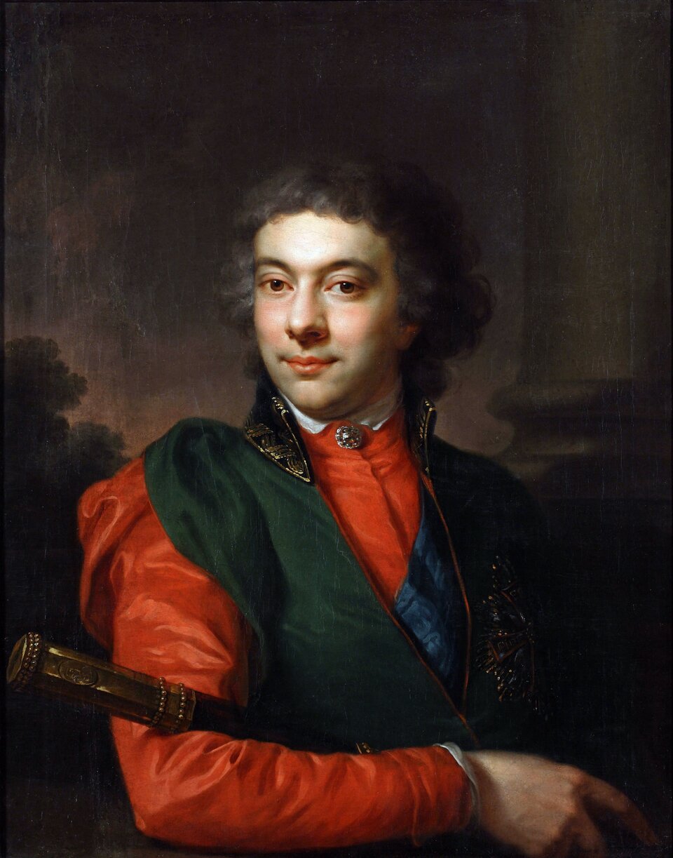 Ilustracja przedstawia młodego mężczyznę ubranego w elegancki strój z wysokim kołnierzem. Ma ciemne kręcone włosy i uśmiecha się