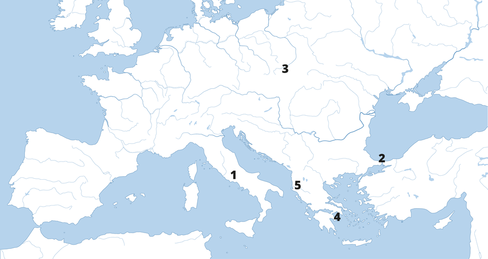 Mapa Europy z zaznaczonymi miastami, który ukrywają się pod liczbami. Miasto nr 1 znajduje się w środkowych Włoszech. Miasto nr 2 znajduje się w Turcji nad cieśniną Bosfor. Miasto nr 3 znajduje się w Europie Środkowo‑Wschodniej. Miasto nr 4 znajduje się w południowej części Grecji. Miasto nr 5 znajduje się w południowej części Bałkanów.