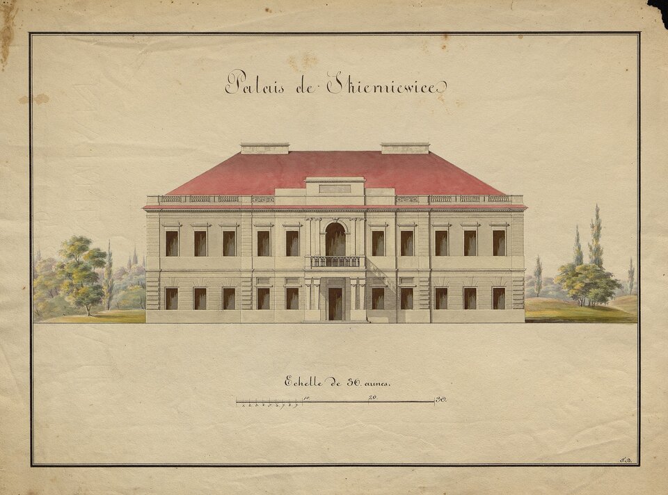 Ilustracja przedstawia fasadę Pałacu Prymasowskiego w Skierniewicach. Jest to budowla dwukondygnacyjna z wysuniętą częścią środkową. Posiada czterospadowy dach z dachówkami. Parter jest wydzielony gzymsem. Okna są obramione, nad nimi belkowanie. Po obu stronach wejścia są po dwie kolumny. Ryzalit wejściowy jest zwieńczony balkonem, nad którym jest portal zamknięty półkoliście, flankowany zdwojonymi pilastrami dźwigającymi przełamujące się belkowanie. Obok pałacu trawa z różnymi gatunkami drzew.