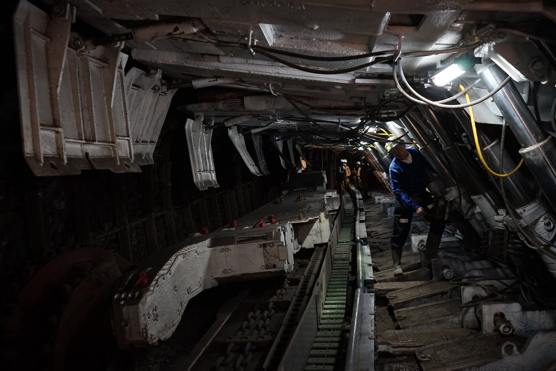 Pracownik obsługujący obudowę ścianową zmechanizowaną