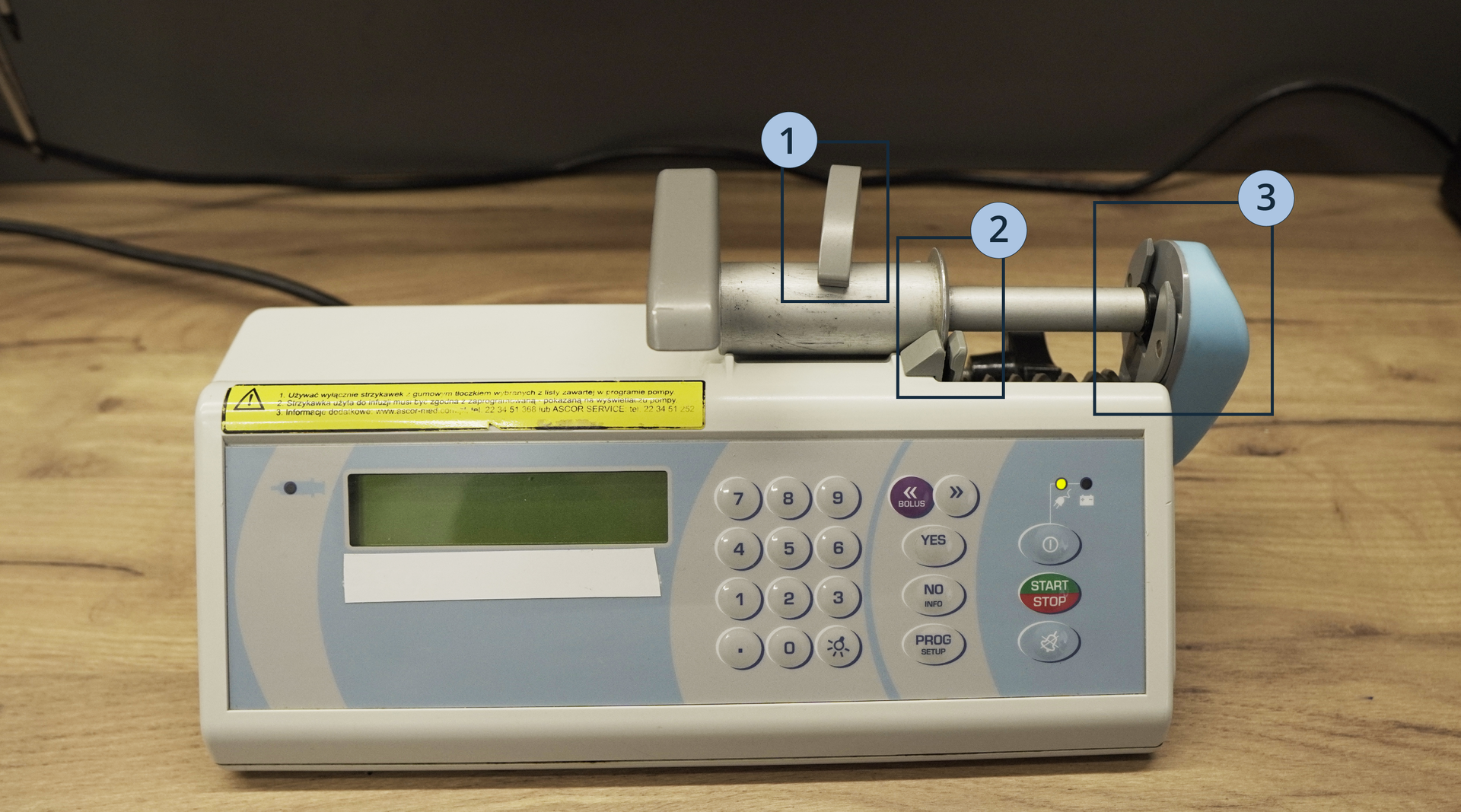 Nagranie dźwiękowe tożsame z poniższą treścią. Na ramieniu strzykawki oznaczono liczbami trzy miejsca, w których sprowadza się: czy strzykawka prawidłowo się zamyka (1 - lewa część  ramienia strzykawki), czy blokuje się w swoim gnieździe (2 - część środkowa ramienia strzykawki), czy ramię jest w stanie chwycić tłok strzykawki (3 - prawa część ramienia strzykawki).