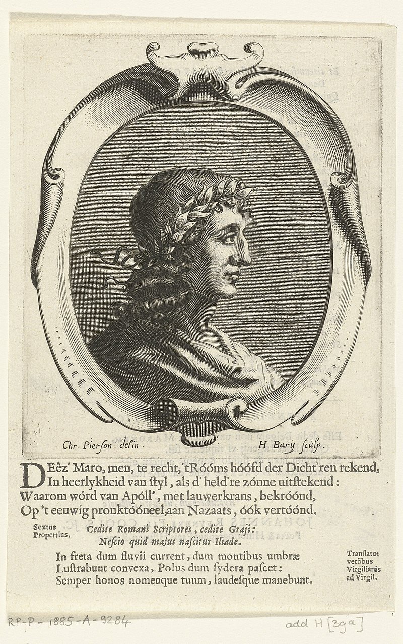 Grafika przedstawia popiersie młodego mężczyzny. Mężczyzna ma długie, kręcone włosy, sięgające ramion, na głowie wieniec laurowy. Na dole grafiki widnieją napisy w obcych językach.