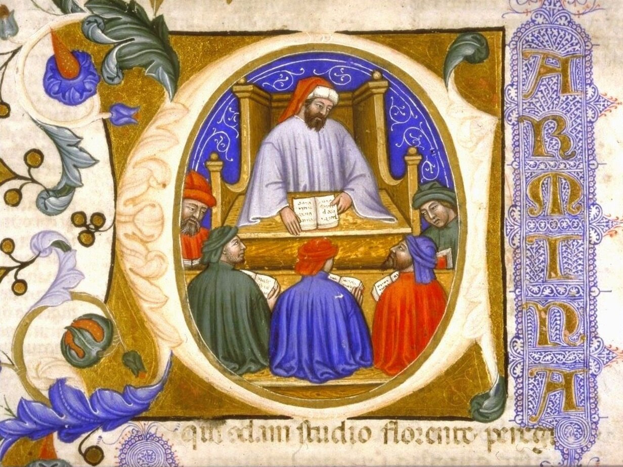 Ilustracja przedstawia mężczyznę w fioletowej szacie, z czerwoną czapką na głowie. To Boecjusz. Mężczyzna siedzi w fotelu, a na blacie, przed sobą ma książkę, którą czyta. Wokół niego zgromadzeni są inni mężczyźni w kolorowych szatach, również czytają książki. 