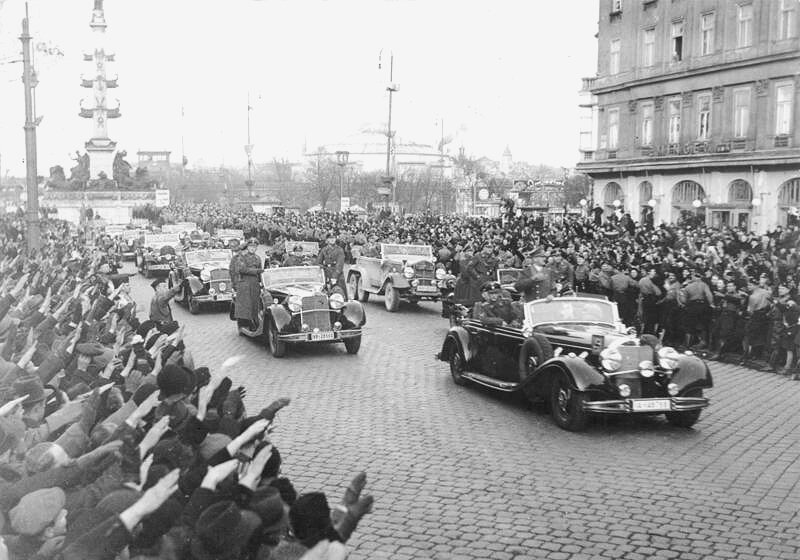 Powitanie wojsk niemieckich przez mieszkańców Austrii Powitanie wojsk niemieckich przez mieszkańców Austrii Źródło: Bundesarchiv Bild 146-1972-028-14, licencja: CC BY-SA 3.0.