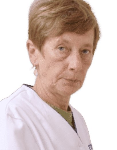 Zdjęcie przedstawia kobietę w średnim wieku z krótkimi włosami ubraną w biały fartuch.