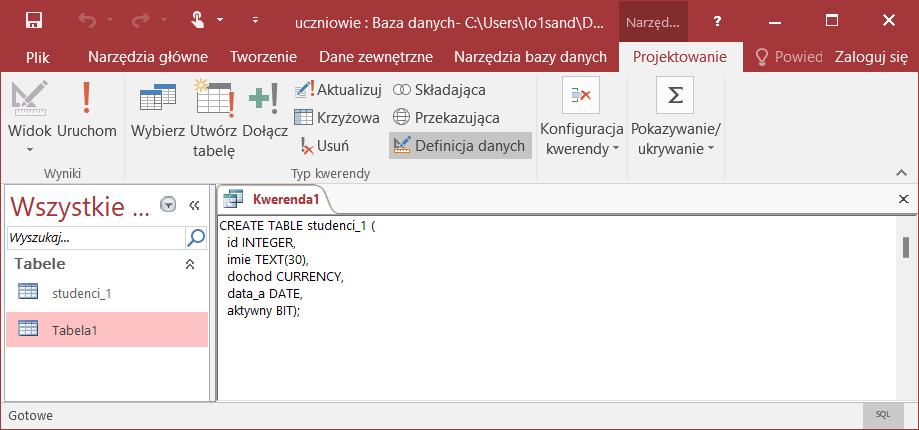 Ilustracja przedstawia Microsoft Access Projekt kwerendy – widok SQL. Po lewej stronie wybrano Tabela1. Po prawej stronie jest zakładka Kwerenda1. Tam zapis: CREATE TABLE studenci_1 (, id INTEGER, imie TEXT(30), dochod CURRENCY, data_a DATE, aktywny BIT);.