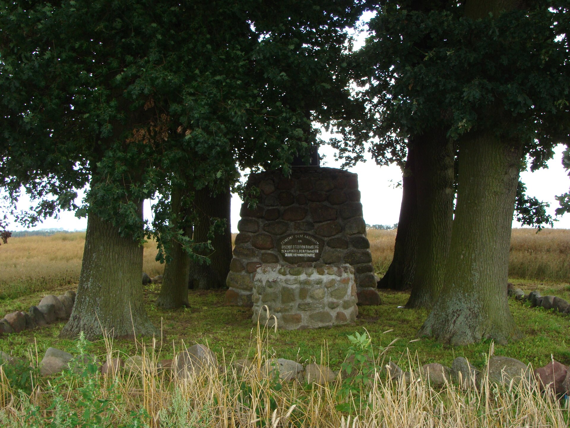 Na ilustracji widnieje  tzw. studnia św. Ottona - postawiona w jednym z miejsc, w którym biskup Otton z Bambergu miał chrzcić ludność Pomorza Zachodniego, wieś Cerkwica. Była to ułożona z kamiennych bloczków studnia, z murem postawionym za nią. Wokół niej rosną drzewa. 