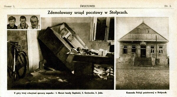 Ilustracja przedstawia fragment gazety. Przedstawione są zdjęcia trzech mężczyzn odpowiedzialnych za napad. Na dwóch większych zdjęciach znajduje się zdemolowane wnętrze poczty oraz drewniany budynek.