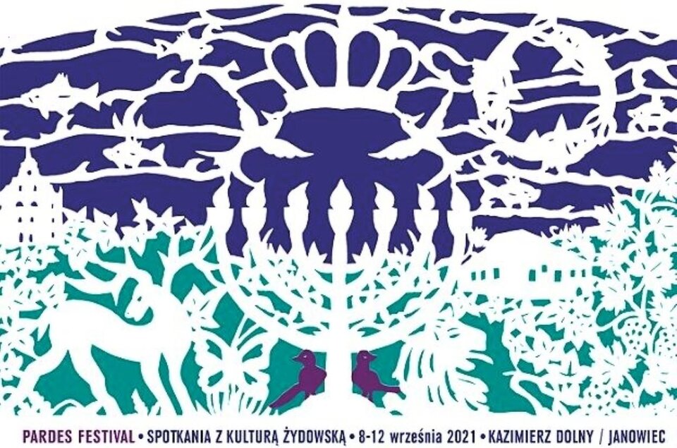 Zdjęcie przedstawia plakat reklamujący festiwal w Kazimierzu Dolnym. Całą powierzchnię wypełnia misterna wycinanka z motywami zwierząt i roślin oraz siedmioramiennym świecznikiem i koroną pośrodku. Na dole napis "Pardes Festiwal, Spotkania z Kulturą Żydowską", 8‑12 września 2021 r., Kazimierz Dolny.
