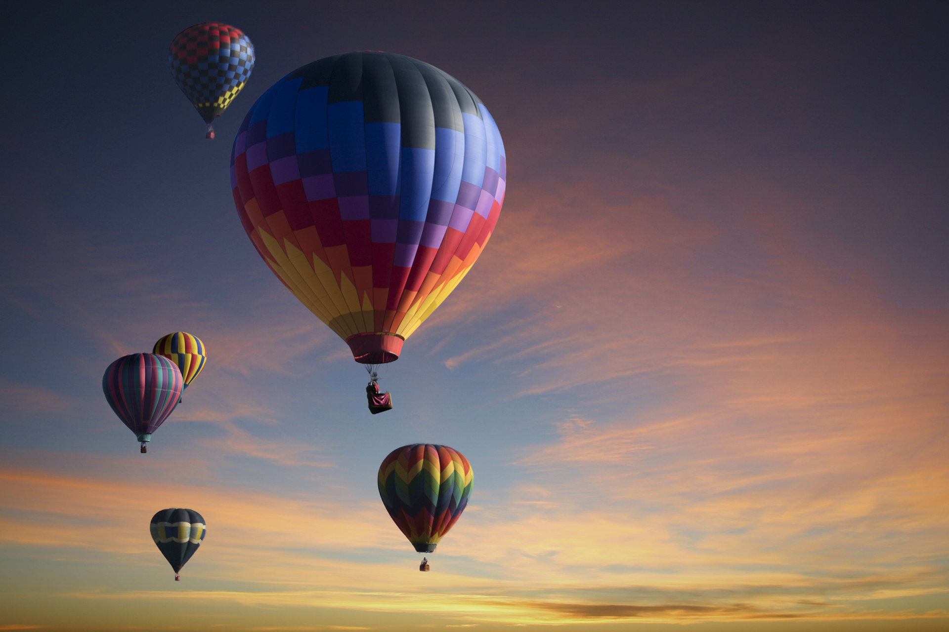 Na fotografii widać sześć kolorowych balonów, które wzniosły się w powietrze.
