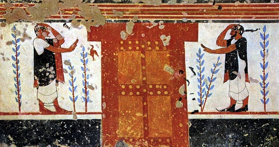 Ilustracja przedstawia wewnętrzną ścianę grobowca, na której centralnym motywem jest fresk z drzwiami i dwoma mężczyznami po obu stronach drzwi. Wykonują oni gest rękoma: jedną rękę wyciągają w stronę drzwi, drugą przykładają do czoła.