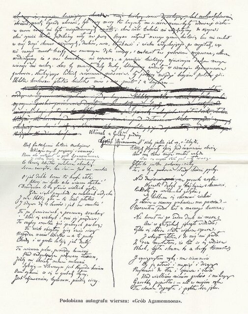 Zdjęcie przedstawia kartę rękopisu z fragmentem tekstu Grobu Agamemnona Juliusza Słowackiego. Karta zapisana jest starannym, kaligraficznym pismem. Górna część tekstu jest przekreślona, w drugiej części strony widać tekst podzielony na dwie kolumny.