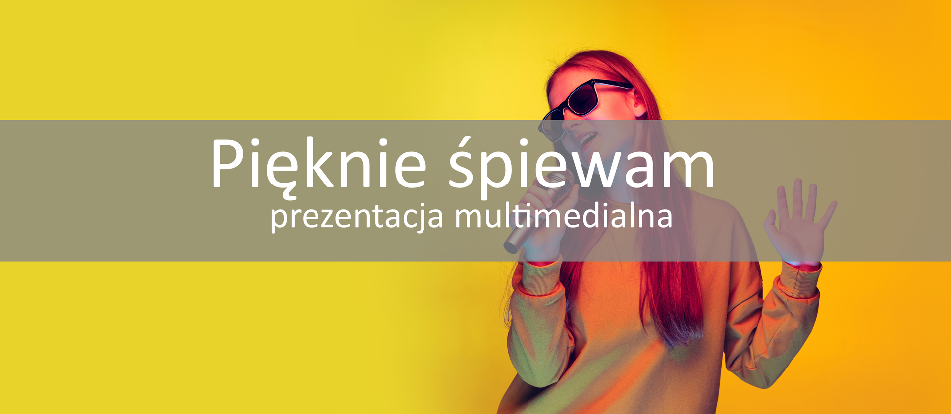 Ilustracja przedstawia śpiewającą kobietę, która w prawej ręce trzyma mikrofon, a lewą ma uniesioną do góry z rozpostartą dłonią. Kobieta ma na sobie pomarańczową bluzę z długimi rękawami oraz okulary przeciwsłoneczne. Głowę ma przechyloną w prawo. Ma rozpuszczone długie, rude włosy. Ma uchylone usta. Tło jest w kolorze żółtym. Na środku ilustracji znajduje się pole tekstowe z tytułem lekcji: Pięknie śpiewam.