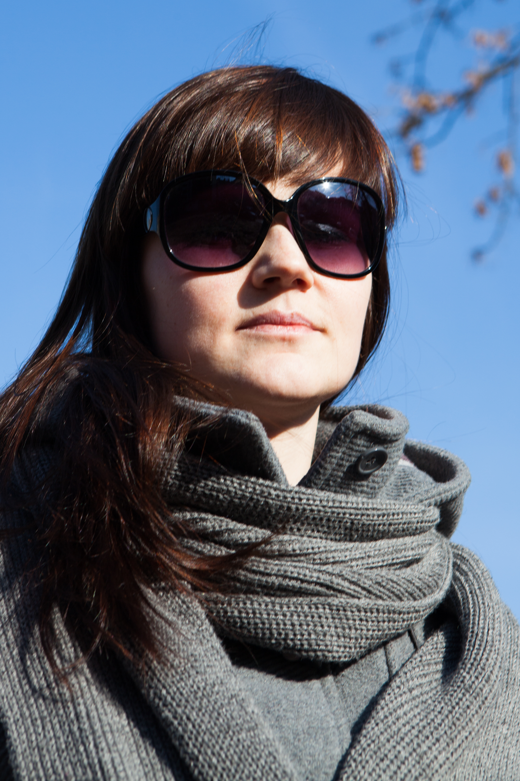 Fotografia przedstawiająca młodą dziewczynę w okularach słonecznych.