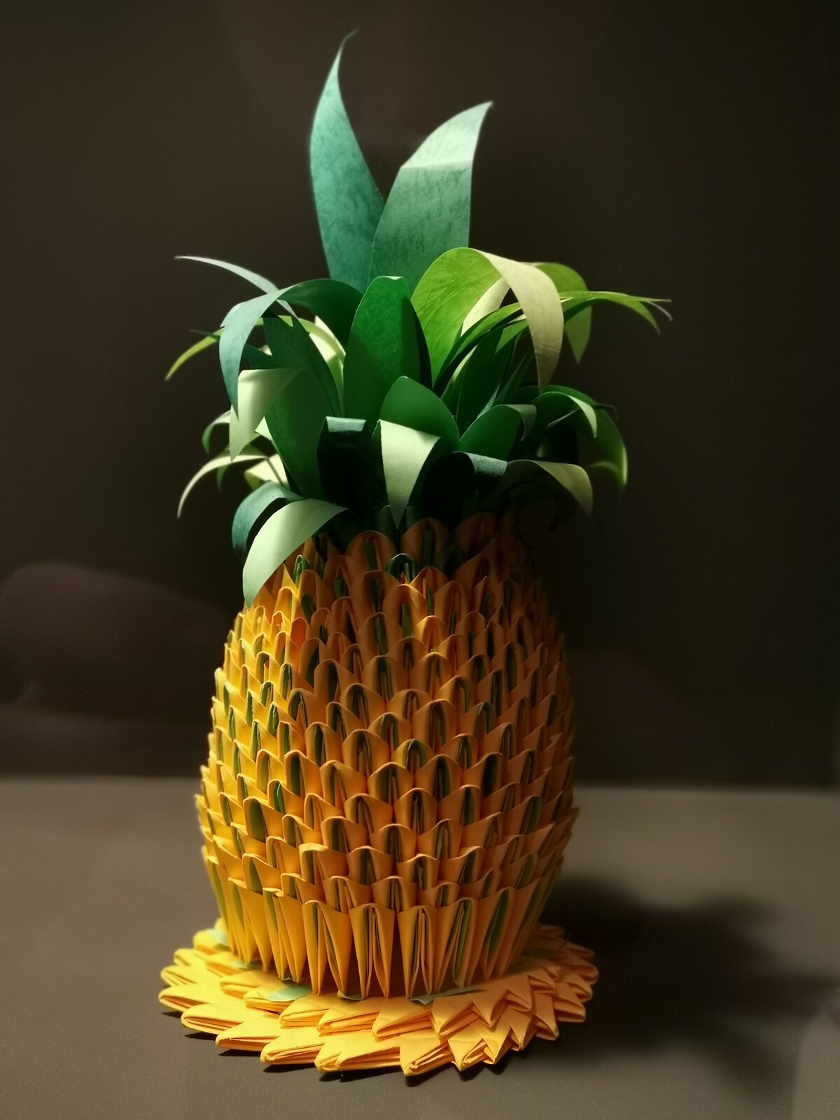 Zdjęcie przedstawia origami modułowe. Tu jest to ananas.