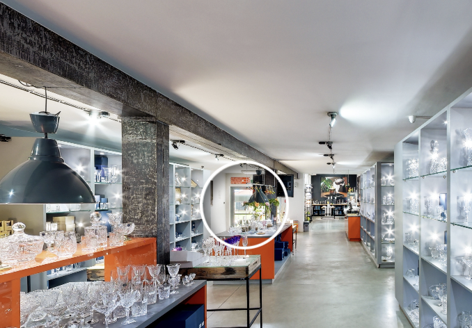 Zdjęcie przedstawia kadr z wycieczki wirtualnej. Pośrodku zdjęcia znajduje się okrąg z białą obwódką. To hotspot umożliwiający przejście w inne miejsce wycieczki.