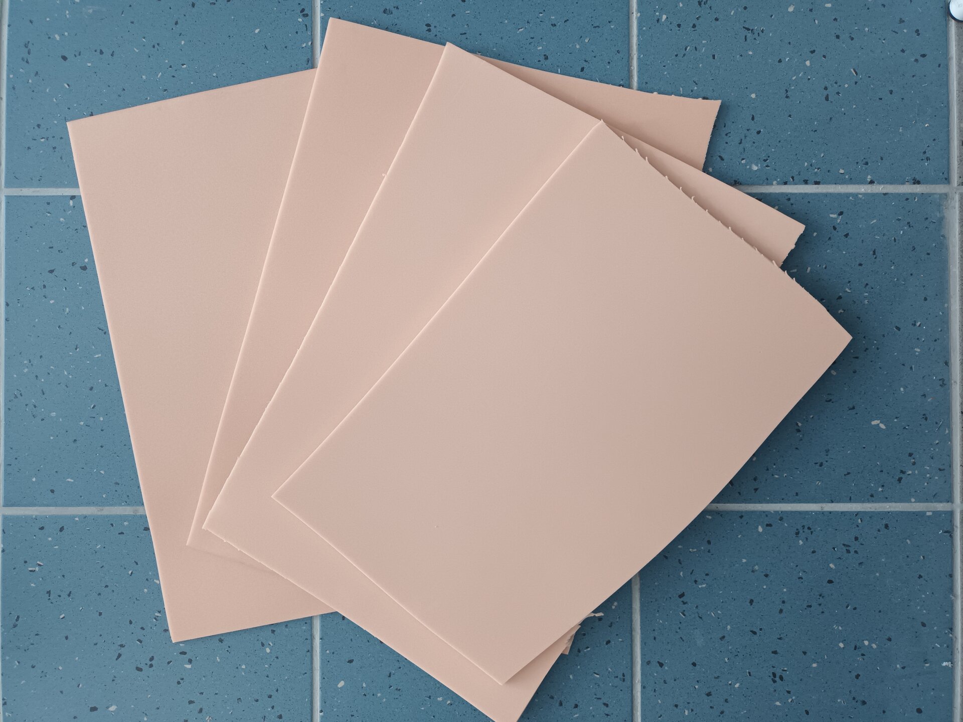 Zdjęcie przedstawia kilka prostokątnych kawałków plastazote.