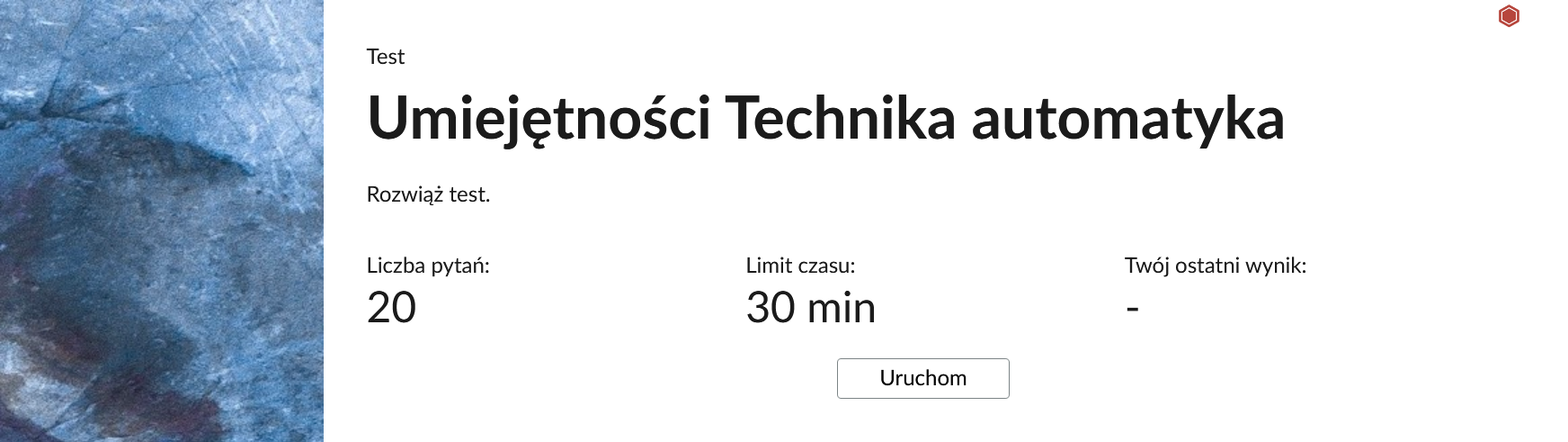 Grafika przedstawia przykładowy wygląd panelu testu. Składa się on z tytułu testu, informacji o liczbie pytań, czasie, w którym należy rozwiązać test, oraz o ostatnim uzyskanym wyniku. Poniżej widać przycisk Uruchom.